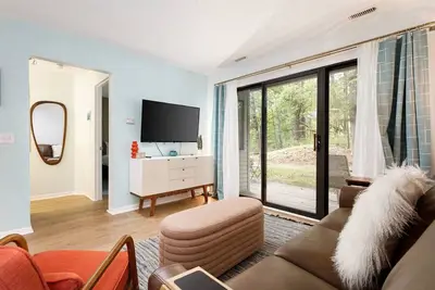 Image de Retro 1br Condo w/ Beach Access + Parking | Near Tc
