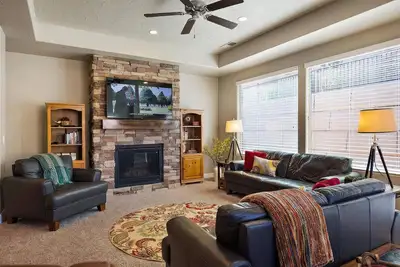 Image de 3-Br Retreat w/ Pool Near Golf & Nature, Sleeps 10