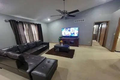 Image de Fully furnished 3-Bedroom, 2-Bathroom modern home with great amenities