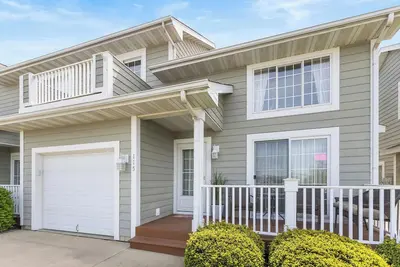Image de Perfect location for your getaway. Views of the marina, right downtown, assoc p