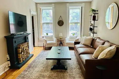 Image de Mid-Century Modern 2 Bd Apt | Walk to Wrigley