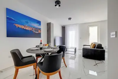 Trendy 3br Home by the Waterfront