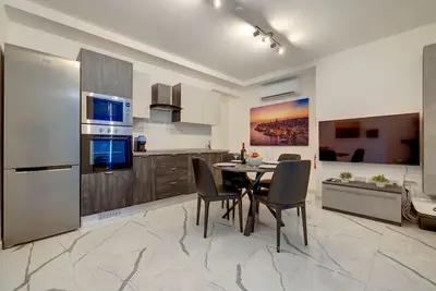 Stylish 3br Maisonette by the Promenade