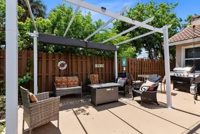 Image de Block From Beach | Whole Duplex