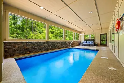 Image de Indoor Pool|Playground|Fire Pit|Theater Room