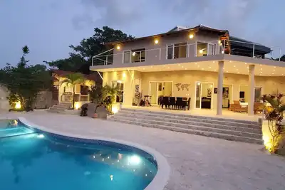 Grande villa, Vue mer à 180°, Piscine à débordement avec Jacuzzi chauffé+Led Rgb