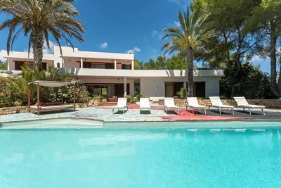 Image de Elegant villa for a honey moon with Spa-suit & salt water pool.