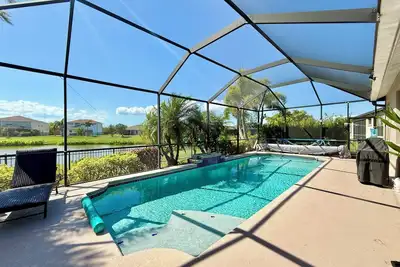 Image de Modern Lake Front House–Huge Pool/Lanai–Bbq-Near Beach/Lake/Park/Cafe/Restaurant