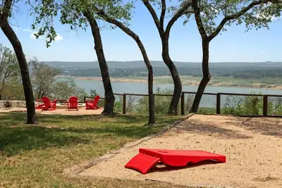 Image de New 'Sunrise Lodge on Lake Travis'-Lake Front, Hot Tub, 2 Cabins!