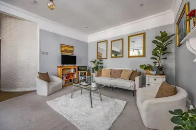 Image de Tasteful, Coastal Flat | Pass The Keys