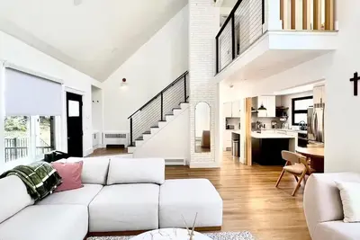 Image de New cozy getaway near Mt Monadnock with hot tub