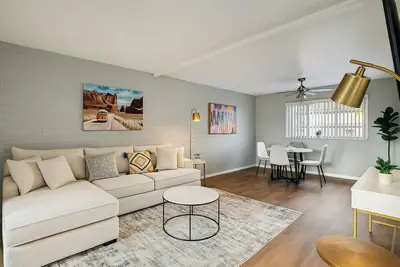 Image de 2br+Sleeps6+70\"3Bed+10minOldTown