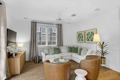 Image de Private Beach/Pool Access- Stylish Ambiance-Open Living-Great Location