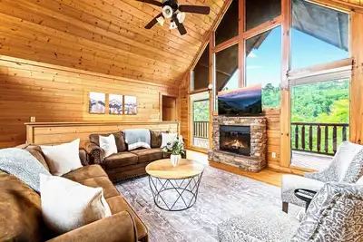 Image de 2 miles from Dollywood - Hot Tub - Resort Pool & Pet-friendly