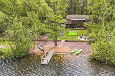 Image de Lakefront | Putting Green, Bocce ball, Game Room!