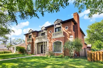 Image de Luxe Home 20 min from Downtown Chicago, heated indoor pool, Spa bath, tree house