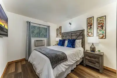 Image de Sleeps 8 | 2 Apts | Safe, Cozy Apt Near Downtown