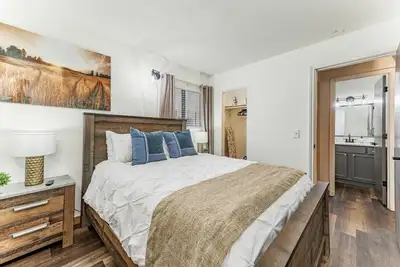 Image de Sleeps 8 | 2 Apts | Central | Fast WiFi + Peaceful
