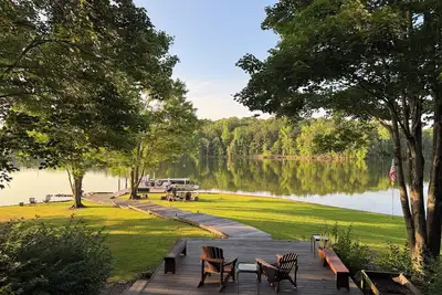 Image de Private. 400ft of water frontage. Kayaks. Dock. Beach. Firepit. Dog Friendly.