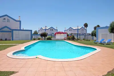 Image de Villa 'Alto Do Perogil Pool' avec vue montagne, Wi-Fi et climatisation