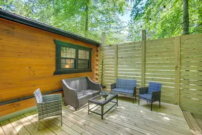 Image de 1 Mi to Dale Hollow Lake: Rustic Cabin w/ Deck