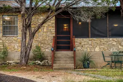 Image de Charming 3-bedroom cabin with WiFi, Ac in serene Wimberley