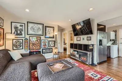 Image de Art-Filled Duplex Near Downtown