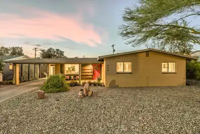 Image de The Mulberry Manor - A Stylish 3 Bed // 2 Bath Escape Between the Saguaros and the Skyline in Mid-Town Phoenix!