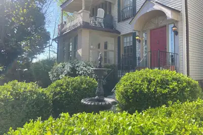 Image de King Bed in 2-bedroom house in lovely Ferndale with Ac