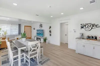 Image de -New - Charming 3-bedroom house with WiFi and Ac in awesome Long Beach