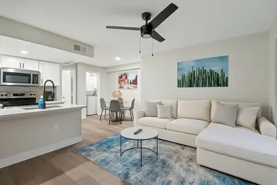 Image de 2b2b | 70\" Tv | 3Bd | Crib | Pool | 10min Old Town