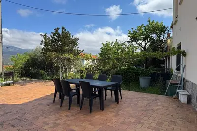 Image de T3 entièrement climatisé  avec jardin, place de parking et belle terrasse à Prades