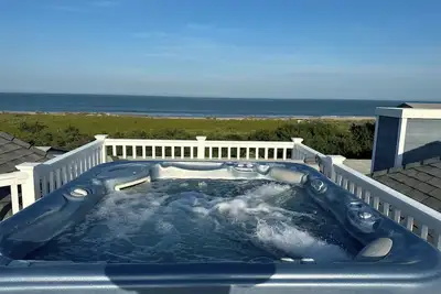 Image de Lux specious 4-Br, 4. 5 bath ocean and bay views, hot tub, elevator. Pet Friendly