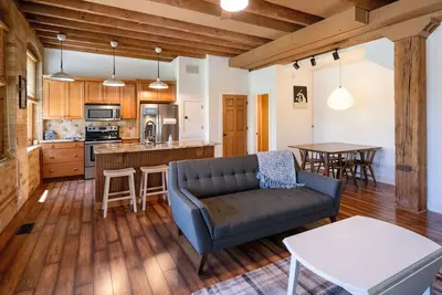 Image de Spectacular Channel Views from this Spacious Loft Style Condo!