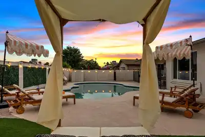 Image de Minutes To Old Town - Pool + Hot Tub - Life Size games - Large Families welcome!