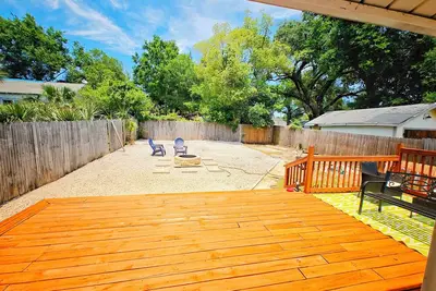 Image de Pet-Friendly, Cozy 3br Near Downtown with Fire Pit, Porch Swing, and Fenced Yard