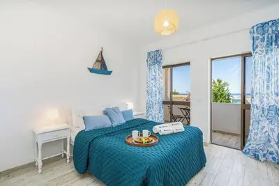 Image de HostWise - Seaside Charm Flat w/ Balcony