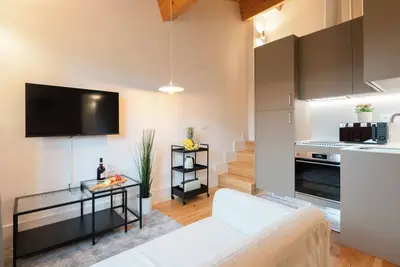 HostWise - Lovely Flat w/ Mezzanine