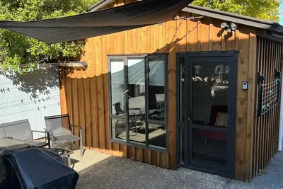 Image de Hamner self-contained sleepout tiny space