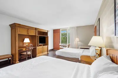 Image de Lakefront Suite, Swim Up Bar, Reosrt Pools, Marina & Tiki Bar