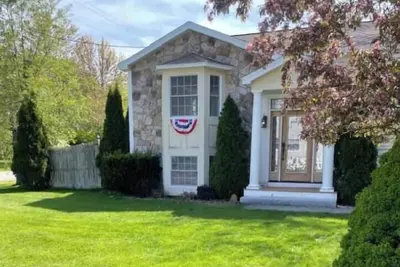 Image de Entire Home In Saco Maine + Gym