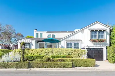 Image de Stylish Coastal Cottage w/ Central Ac, Modern Upgrades & Lush Patio – Walk to Beach & Dining!