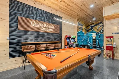Image de Top 1% 10/10 4br 3King+Bunks Sleeps12 FirePit HotTub GmRm Prime Location Dllywd