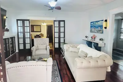 Image de Elmwood Village home