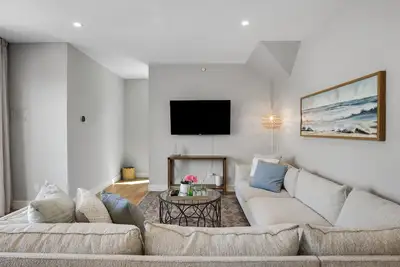Image de Brand new 2-bed 2-bath suite, 1-min walk to beach
