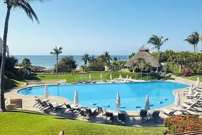 Image de \"Amazing Oceanviews! Faro de Mita 2br Condo/Terrace, Pool &Direct Beach Access