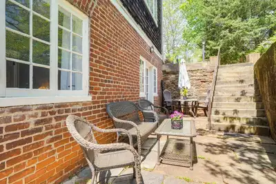 Image de 'Swimming Under the Stars' Lynchburg Apt w/ Pool!