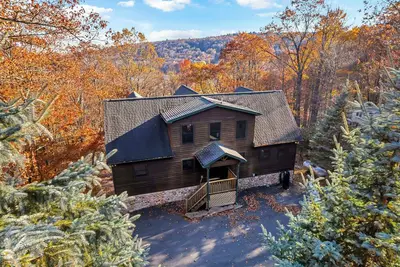 Image de Fam-Friendly Cabin mins 2 Beach & Ski w/ Hot Tub