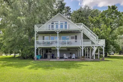 Image de Spacious Riverfront Cottage w/ Dock in Green Pond!