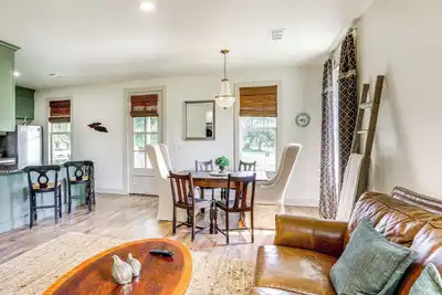 Image de Large Yard: 'Pascagoula Peach' Home in Baton Rouge